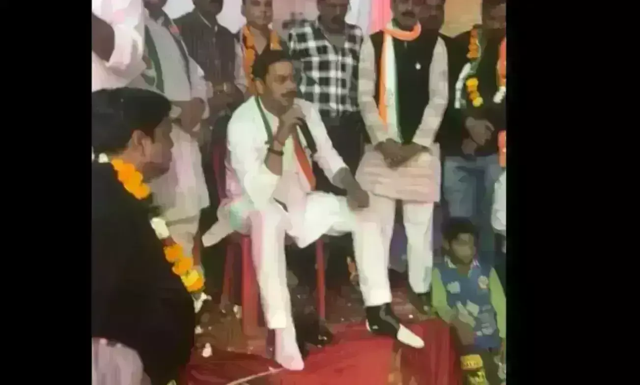 पैर में फ्रैक्चर होने के बाद भी वोट मांगने जनता के बीच पहुंचे प्रवीण पाठक पैर में फ्रैक्चर होने के बाद भी वोट मांगने जनता के बीच पहुंचे प्रवीण पाठक