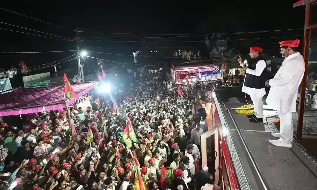 अखिलेश यादव के रोड शो में मची भगदड़, कलश संभाले कई महिलाएं-बच्चियां घायल