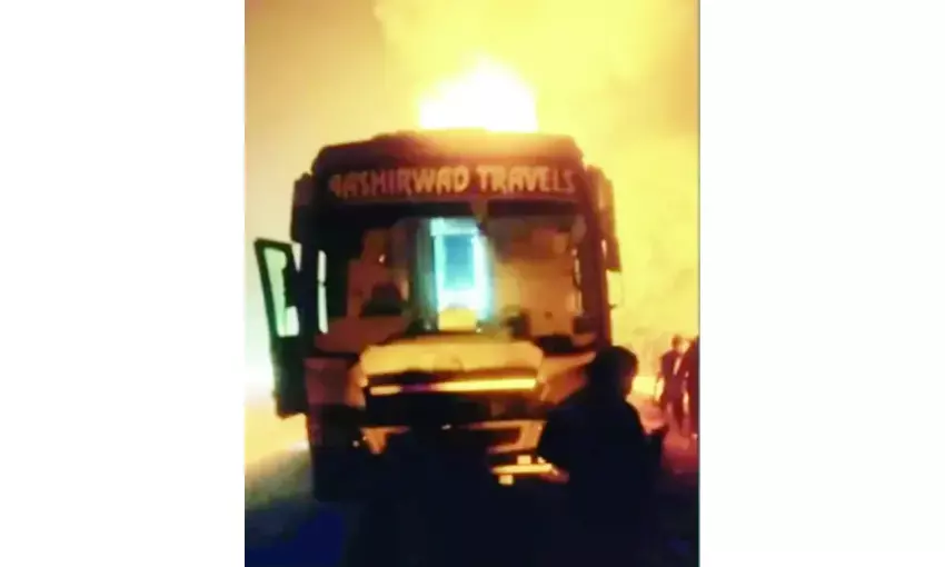 यमुना एक्सप्रेस-वे पर चलती बस बनी आग का गोला