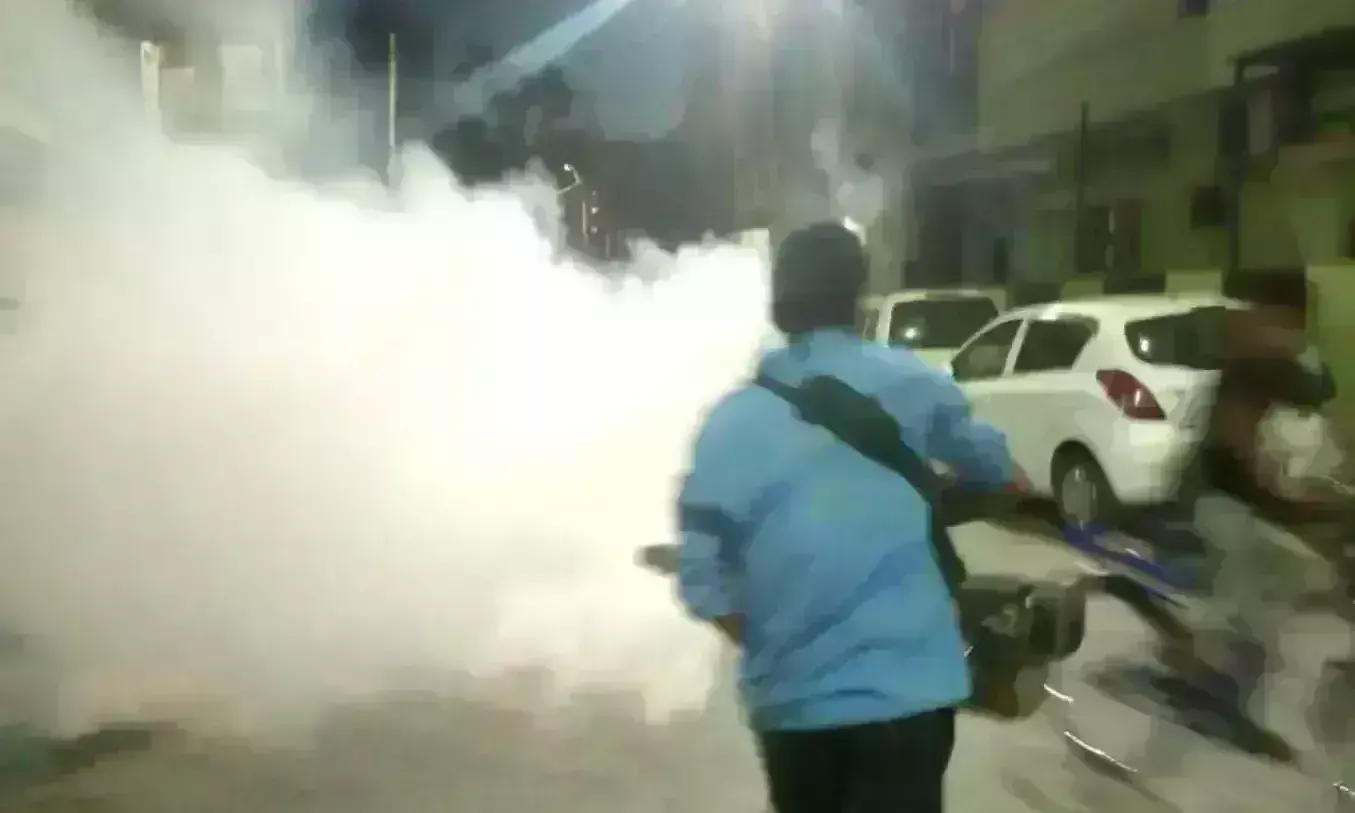 मतदान केन्द्रों पर फॉगिंग एवं दवा का किया छिडक़ाव मतदान केन्द्रों पर फॉगिंग एवं दवा का किया छिडक़ाव