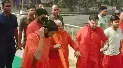 सतना में 11 बजे तक 28.20% मतदान, रामभद्राचार्य ने चित्रकूट में डाला वोट