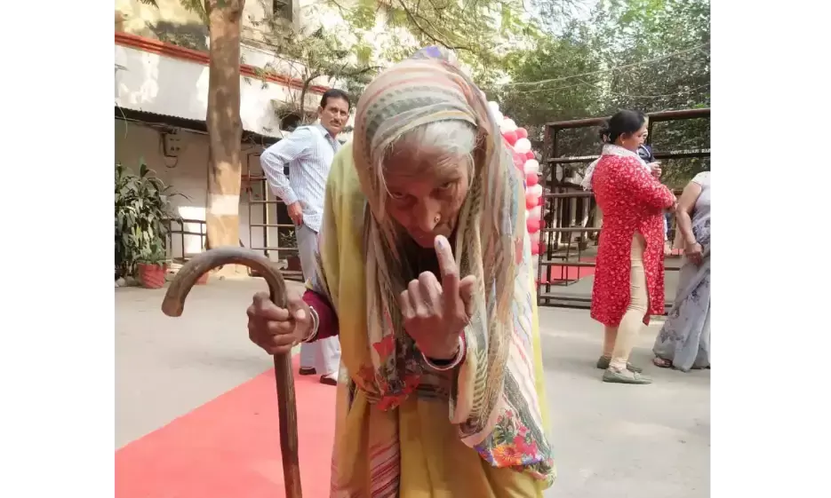 बेटे का सहारा लेकर मत डालने पहुंची 91 वर्षीय मां बेटे का सहारा लेकर मत डालने पहुंची 91 वर्षीय मां