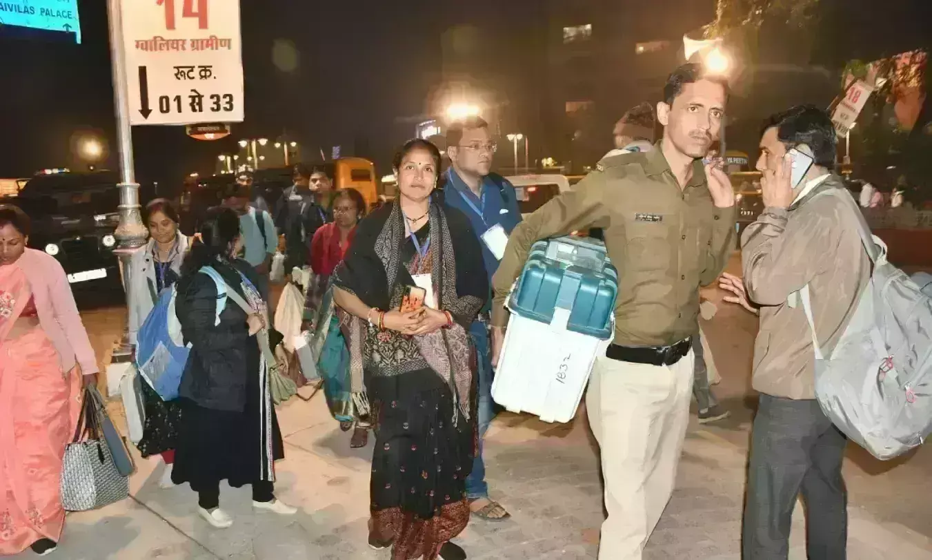 ईवीएम जमा करने देर रात तक लगा रहा मेला, लोगों ने ली राहत की साँस