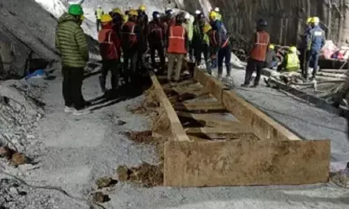 प्रधानमंत्री के उप सचिव मंगेश पहुंचे सिलक्यारा सुरंग का निरीक्षण करने,धामी बोले, उत्तराखंड की सभी टनल प्रोजेक्ट की होगी समीक्षा