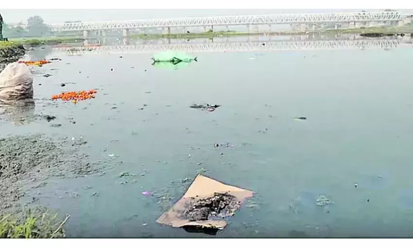 डुबकी तो छोड़िए, छूने लायक भी नहीं है यमुना का पानी
