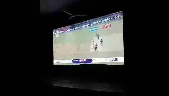 ग्वालियर चैम्बर ऑफ़ कॉमर्स में लगी बड़ी स्क्रीन पर मैच देखते प्रशंसक ग्वालियर चैम्बर ऑफ़ कॉमर्स में लगी बड़ी स्क्रीन पर मैच देखते प्रशंसक