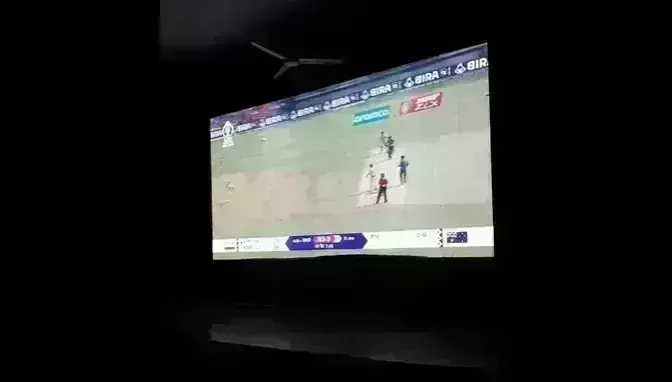 ग्वालियर चैम्बर ऑफ़ कॉमर्स में लगी बड़ी स्क्रीन पर मैच देखते प्रशंसक