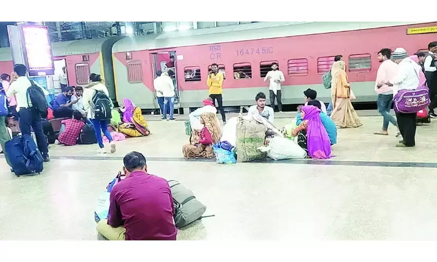 त्योहारों के बाद फिर अपने गांव छोड़कर निकल पड़े लोग