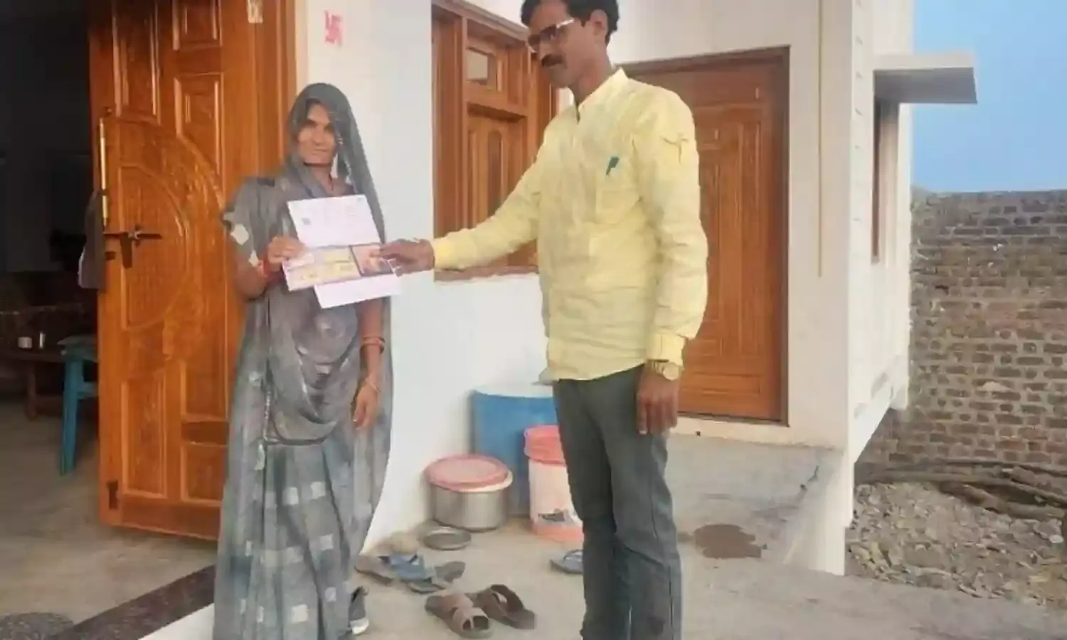 राजस्थान विस चुनाव : पहली बार मतदाताओं को मिल रही क्यूआर कोड वाली पर्ची