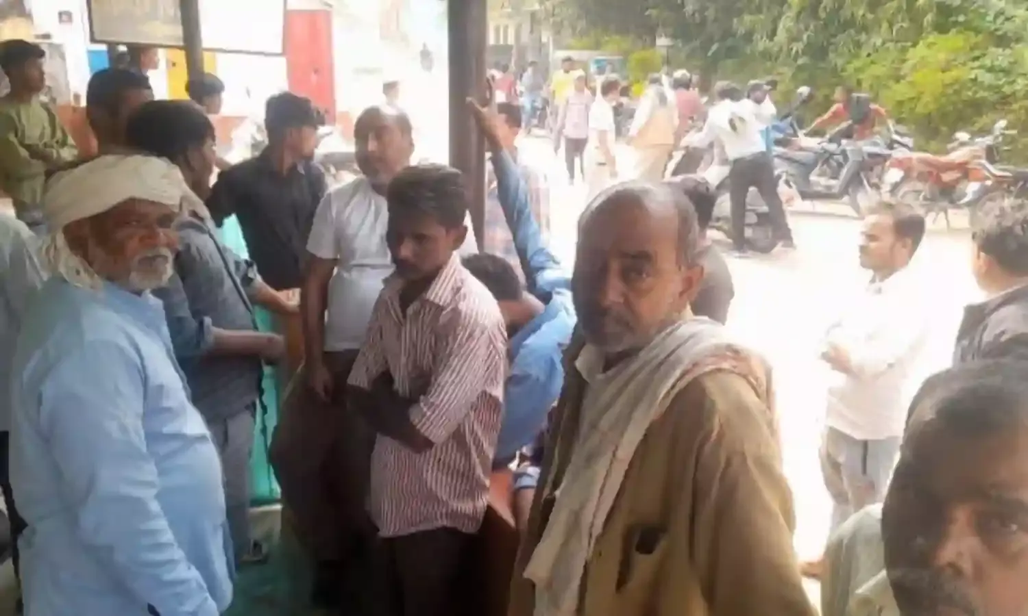 बिरला रोड पर दर्दनाक हादसा, अज्ञात वाहन ने बाइक सवारों को रौंदा, दो की मौत एक की हालत गंभीर