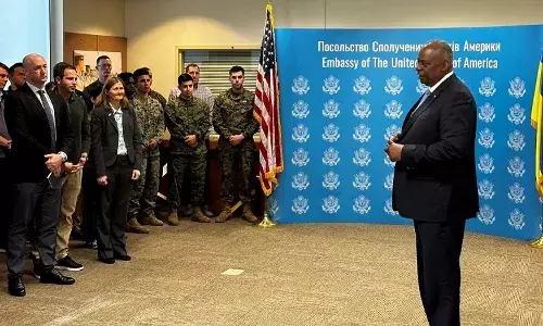 अमेरिकी रक्षा मंत्री लायड आस्टिन बिना कार्यक्रम ट्रेन से यूक्रेन पहुंचे