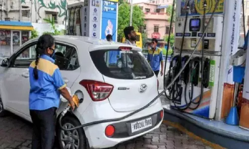 ट्रोल-डीजल की कीमत स्थिर, कच्चा तेल 83 डॉलर प्रति बैरल के करीब