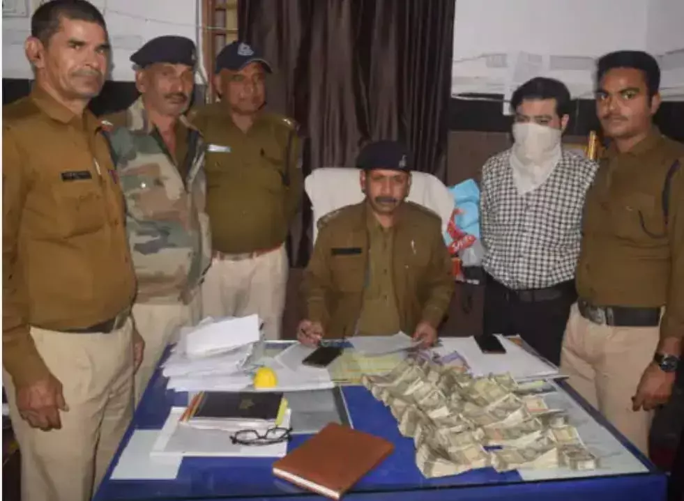 जीआरपी ने पकड़ा 8 लाख 20 हजार कैश,  ट्रेन पकडऩे दौड़ रहे युवक से मिला नोटों से भरा बैग
