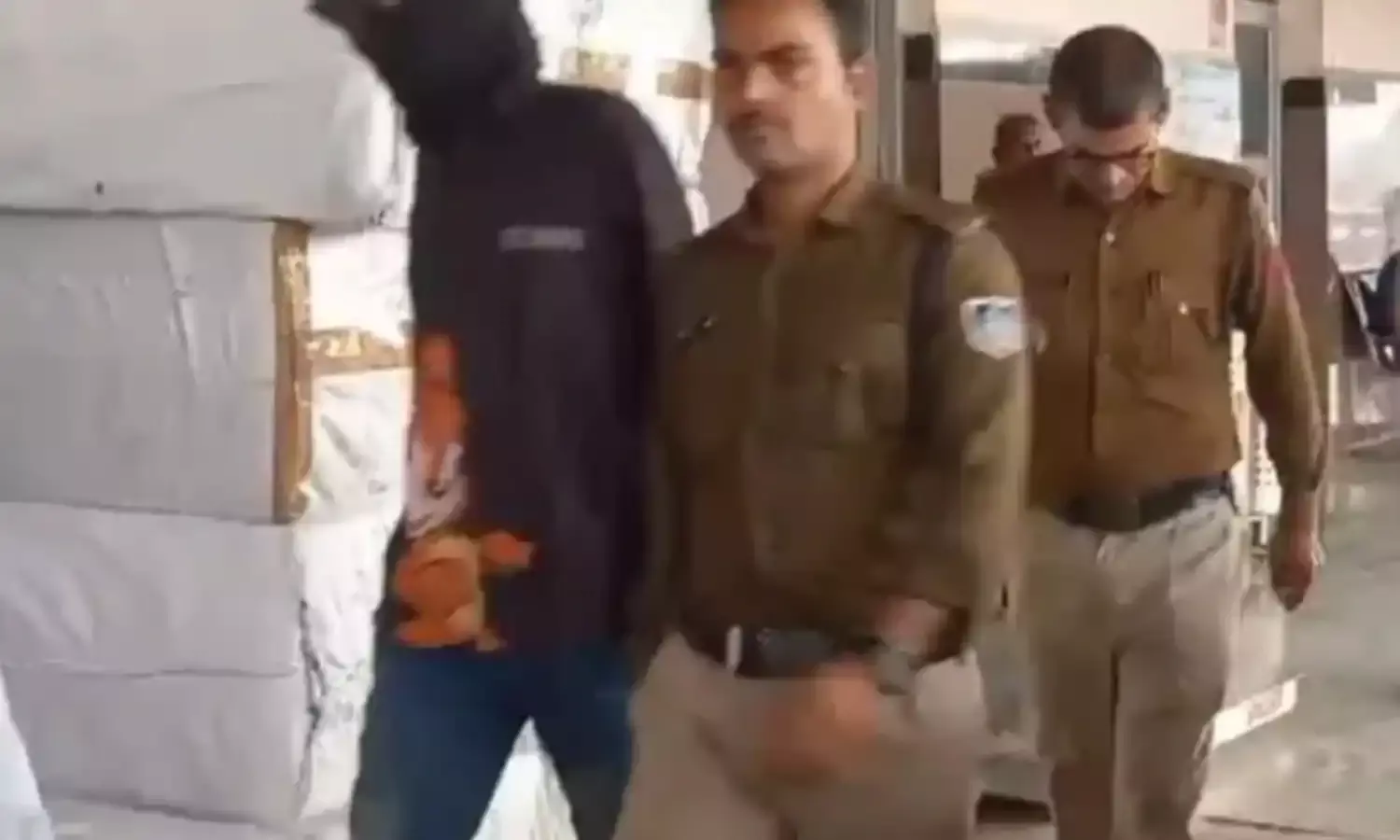 लिफ्ट देने के बहाने पुलिसकर्मी के बेटे ने गुना के युवक के साथ चाकू अड़ाकर की लूट