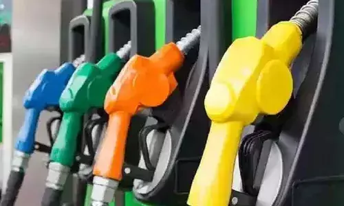 पेट्रोल-डीजल की कीमत स्थिर कच्चा तेल 83 डॉलर प्रति बैरल के करीब