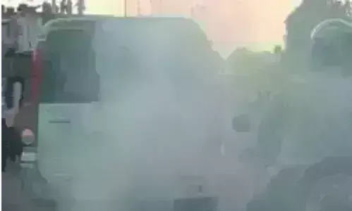 सड़क पर दौड़ रहे वाहनों से निकलने वाला धुंआ वातावरण में बढ़ा रहा प्रदूषण, बच्चे बन रहे सांस रोगी सड़क पर दौड़ रहे वाहनों से निकलने वाला धुंआ वातावरण में बढ़ा रहा प्रदूषण, बच्चे बन रहे सांस रोगी