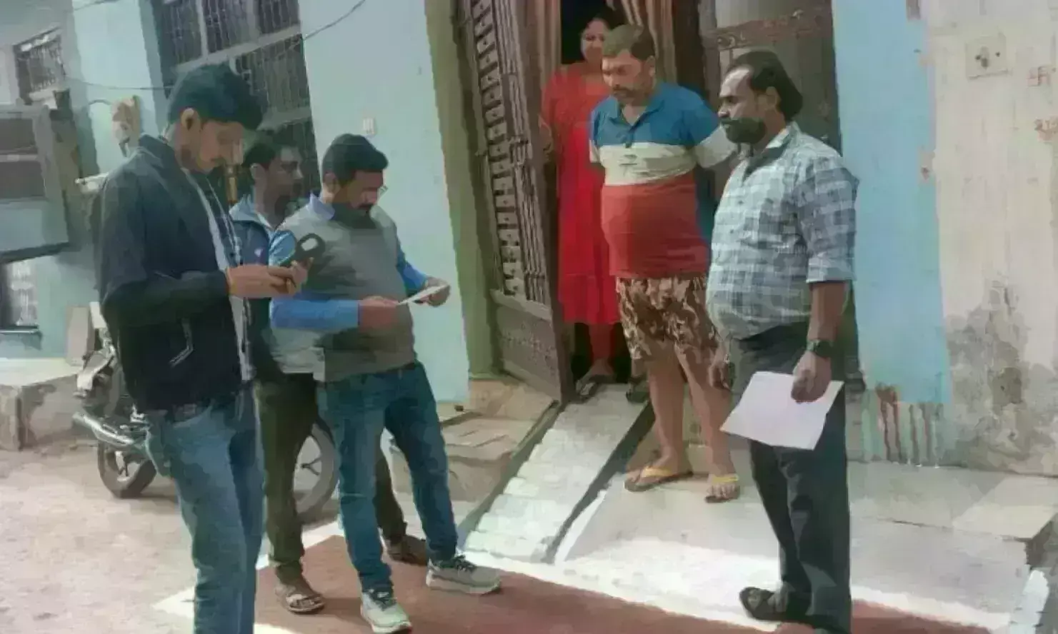 बड़े बकायदारों के घर भवन सील करने सम्पत्तिकर अमला, भवन स्वामियों ने जमा किया कर