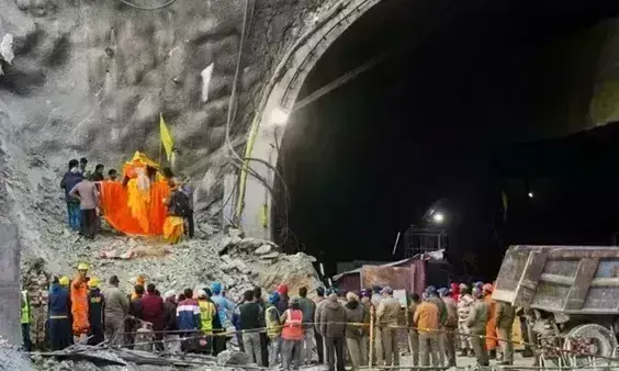 मुख्यमंत्री धामी ने बताया मशीन की जगह अब हाथ से होगी खुदाई, कहा- मजदूरों के बाहर आने में अभी लग सकता है वक्त