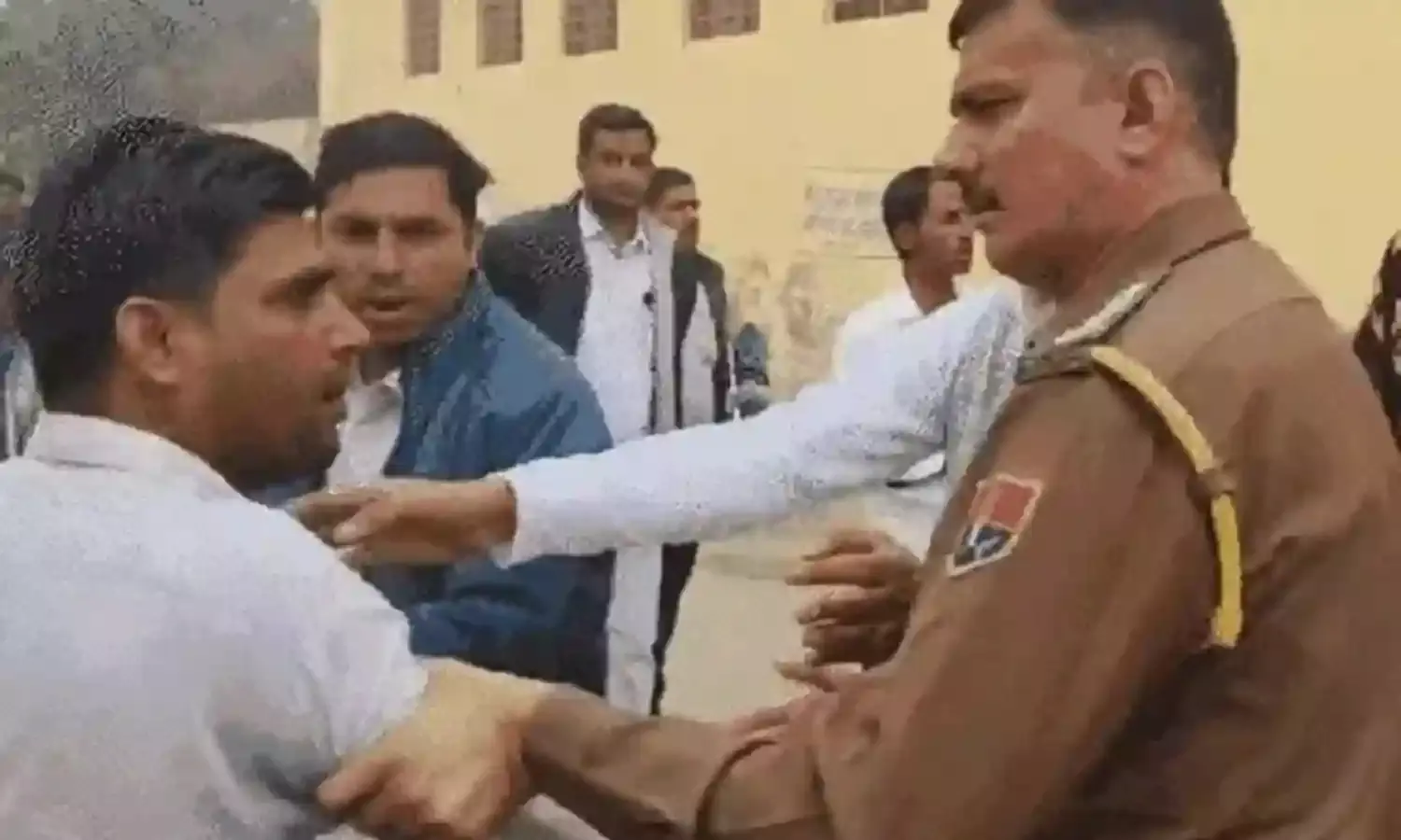 राजस्थान विधानसभा चुनाव : कई जगह झड़प, बवाल और बूथ कैप्चरिंग का प्रयास, धौलपुर में फायरिंग राजस्थान विधानसभा चुनाव : कई जगह झड़प, बवाल और बूथ कैप्चरिंग का प्रयास, धौलपुर में फायरिंग