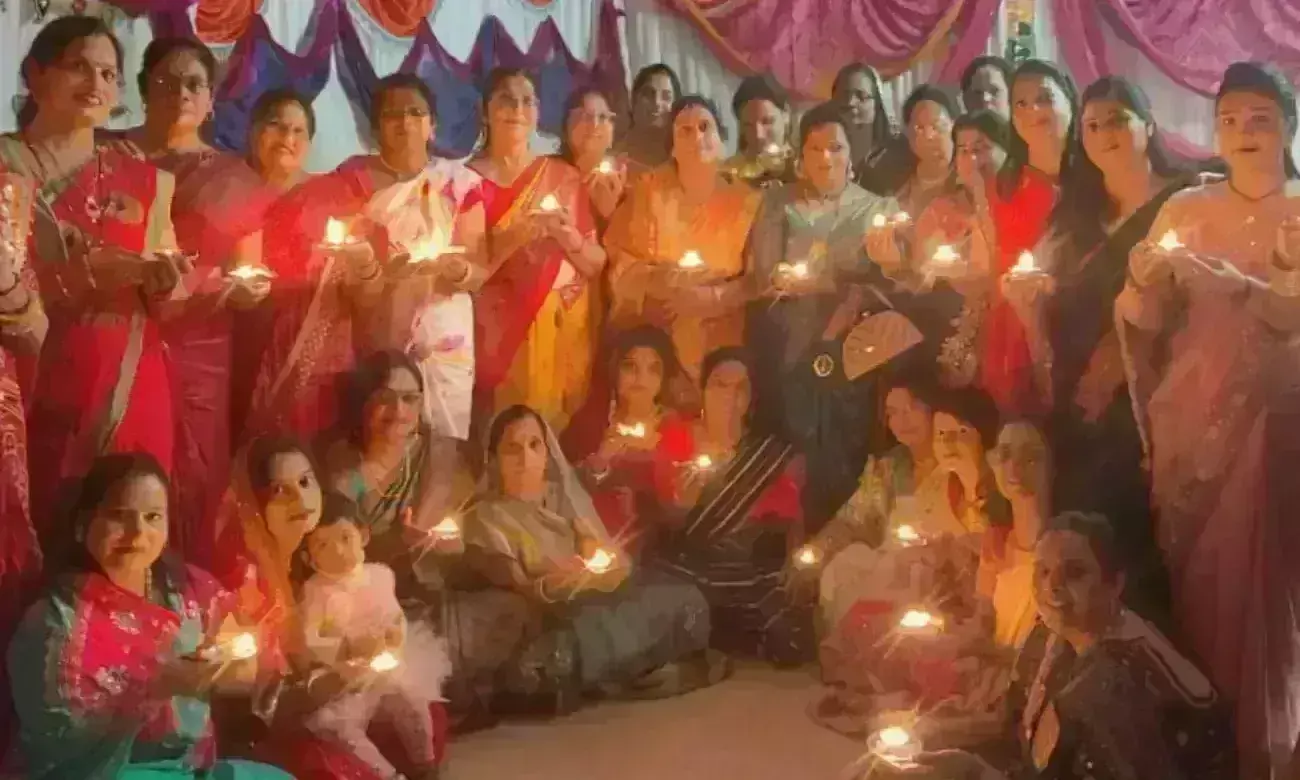महिलाओ ने किया दीपक लेकर नृत्य, तालियों गड़गड़ाहट से गूंजा सभागार