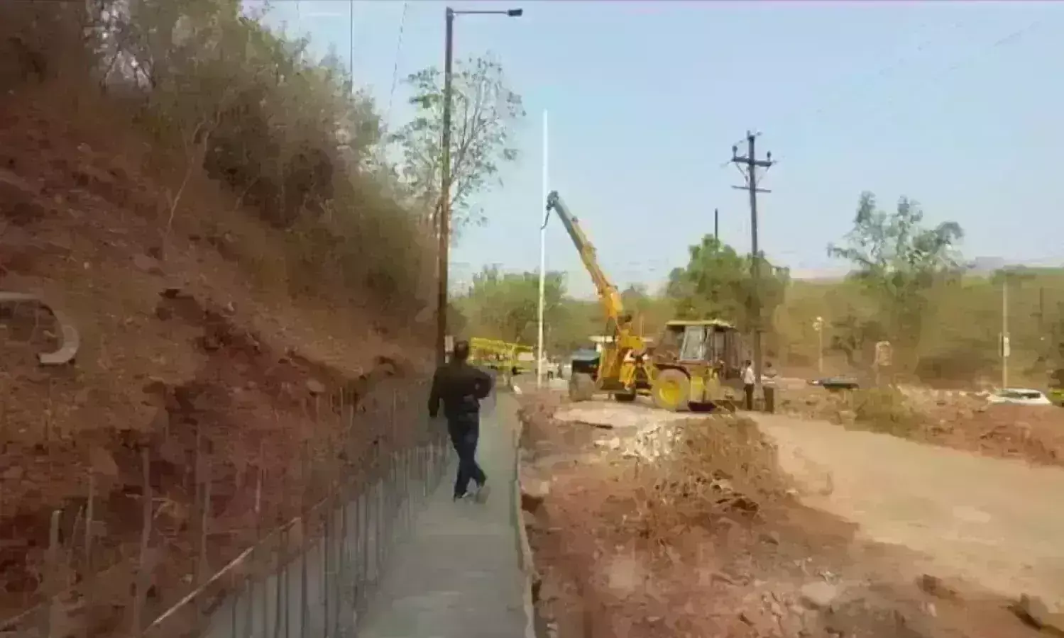 बिना अनुमति लगाए विद्युत पोल, निगम ने किए जब्त