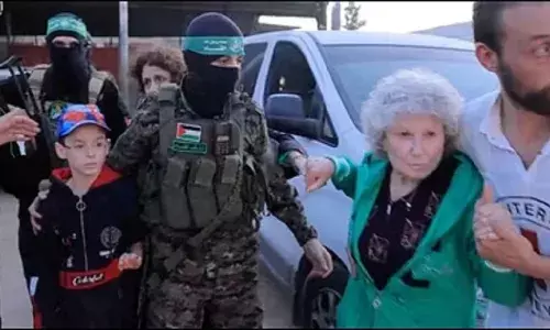 युद्ध के बीच हमास ने 25 बंधकों को किया रिहा, रेड क्रॉस को सौंपे गए इजराइली बंधक