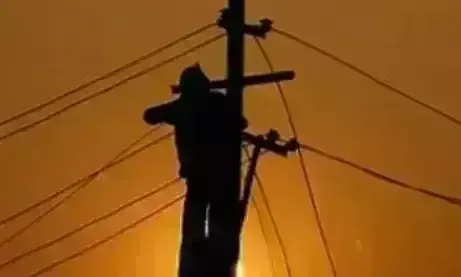 बिजली विभाग के जेई का कारनामा, डीपी का कनेक्शन काटा बिजली विभाग के जेई का कारनामा, डीपी का कनेक्शन काटा