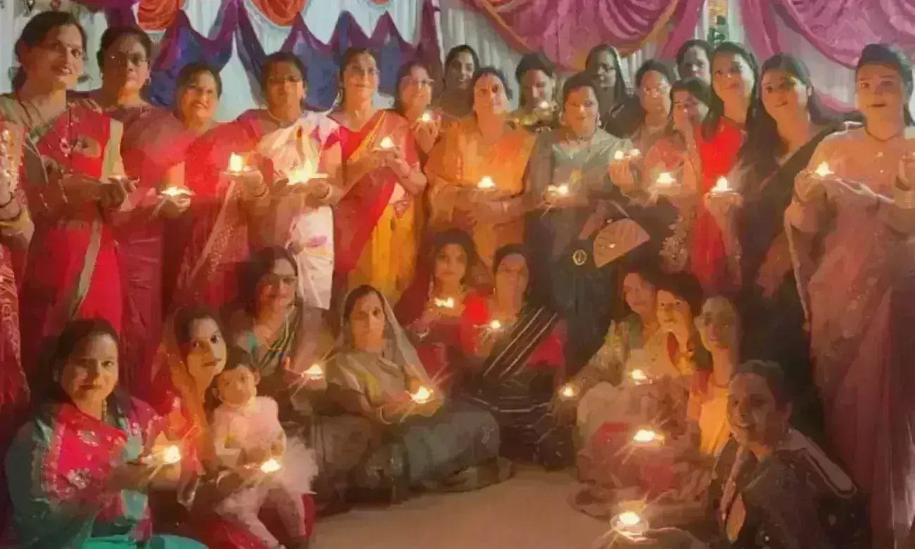 महिलाओ ने किया दीपक लेकर नृत्य, तालियों गड़गड़ाहट से गूंजा सभागार महिलाओ ने किया दीपक लेकर नृत्य, तालियों गड़गड़ाहट से गूंजा सभागार