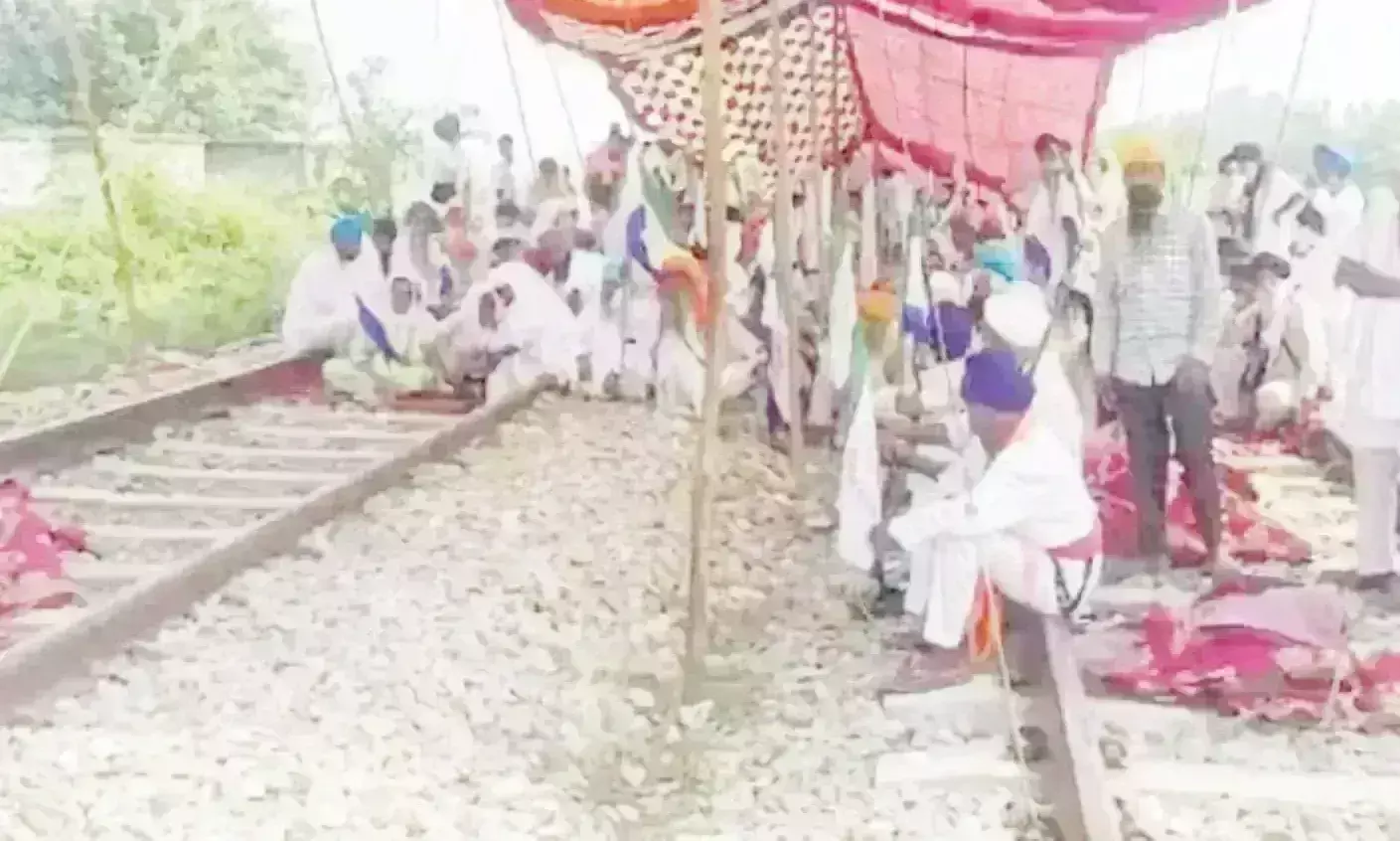 किसान आंदोलन से थीमी हुई ट्रेनों की रफ्तार, 12 घंटे की देरी से आई छत्तीसगढ़ एक्सप्रेस किसान आंदोलन से थीमी हुई ट्रेनों की रफ्तार, 12 घंटे की देरी से आई छत्तीसगढ़ एक्सप्रेस