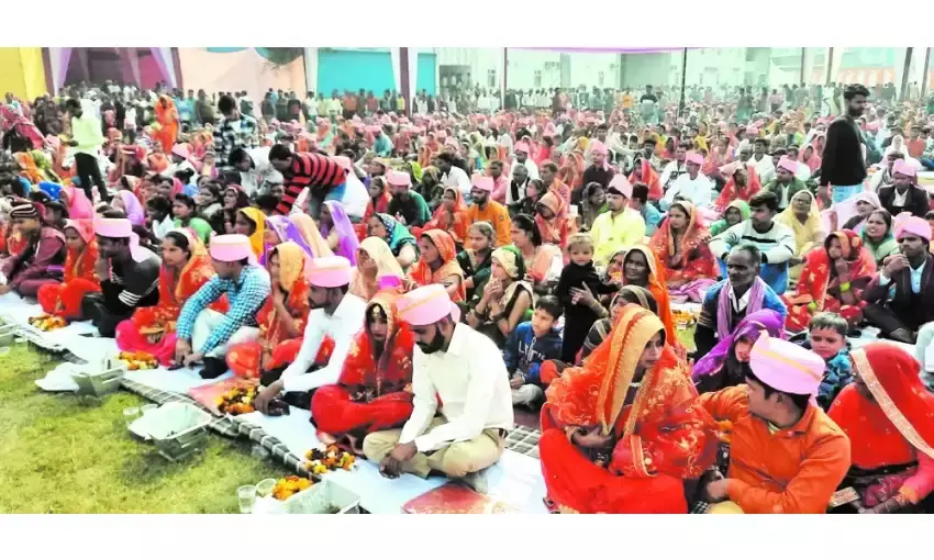 मुख्यमंत्री सामूहिक विवाह समारोह मेें 700 जोड़ों ने थाना एक-दूसरे का हाथ