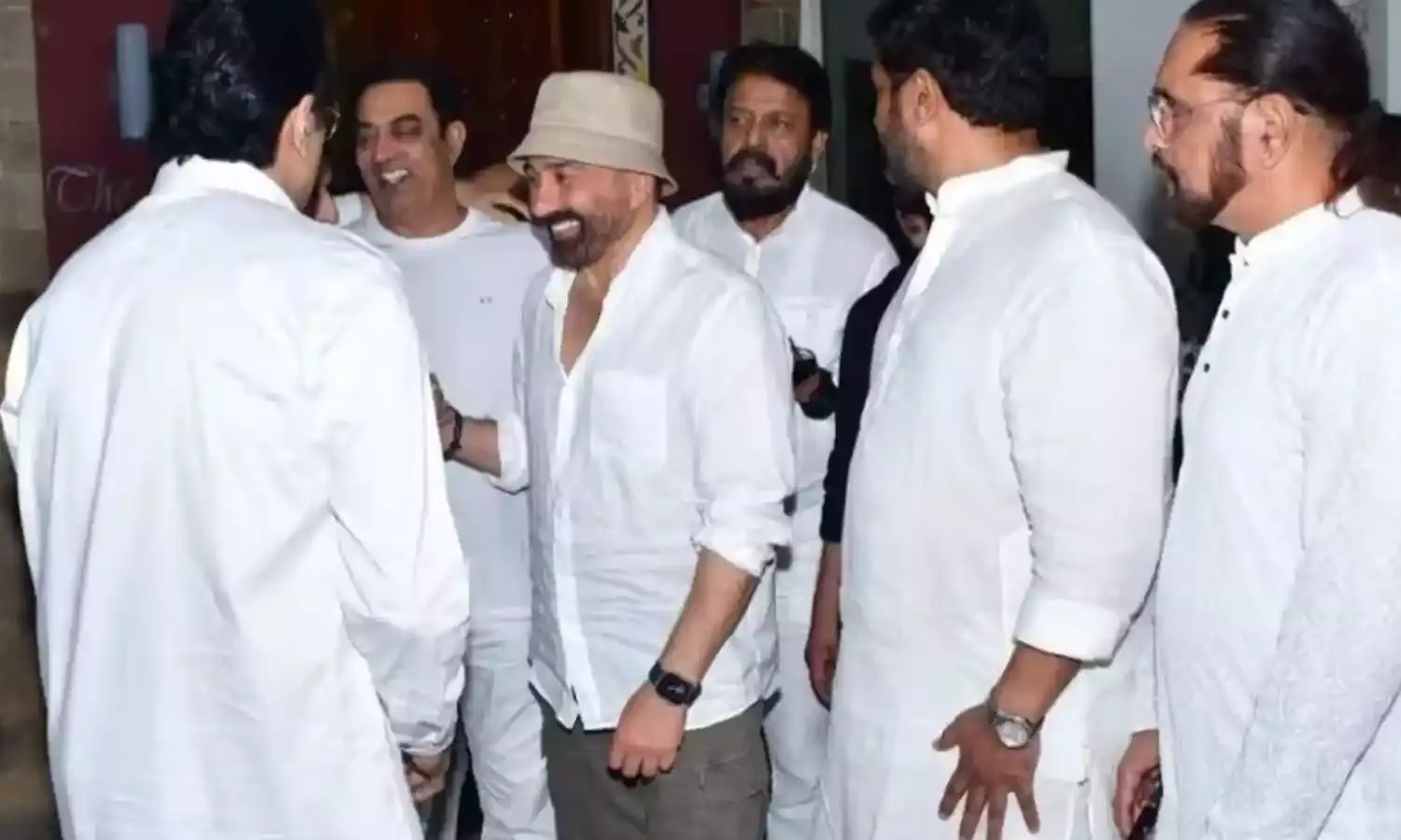 राजकुमार कोहली के अंतिम संस्कार में सनी देओल के मुस्कुराने पर भड़के नेटिजन राजकुमार कोहली के अंतिम संस्कार में सनी देओल के मुस्कुराने पर भड़के नेटिजन