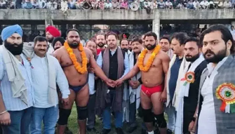 युद्धवीर पहलवान ने ताचड़वां वार्षिक दंगल में जीता बुलेट मोटरसाइकिल