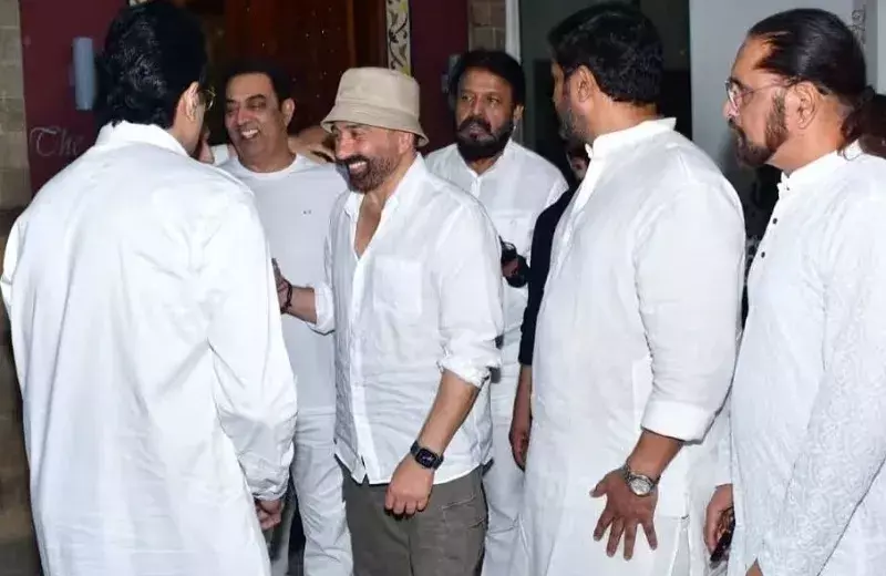 राजकुमार कोहली के अंतिम संस्कार में सनी देओल के मुस्कुराने पर भड़के नेटिजन राजकुमार कोहली के अंतिम संस्कार में सनी देओल के मुस्कुराने पर भड़के नेटिजन