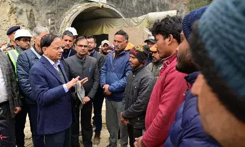 सिलक्यारा सुरंग हादसा : सेना ने संभाला मोर्चा, प्रधानमंत्री के प्रधान सचिव पीके मिश्रा ने किया निरीक्षण सिलक्यारा सुरंग हादसा : सेना ने संभाला मोर्चा, प्रधानमंत्री के प्रधान सचिव पीके मिश्रा ने किया निरीक्षण