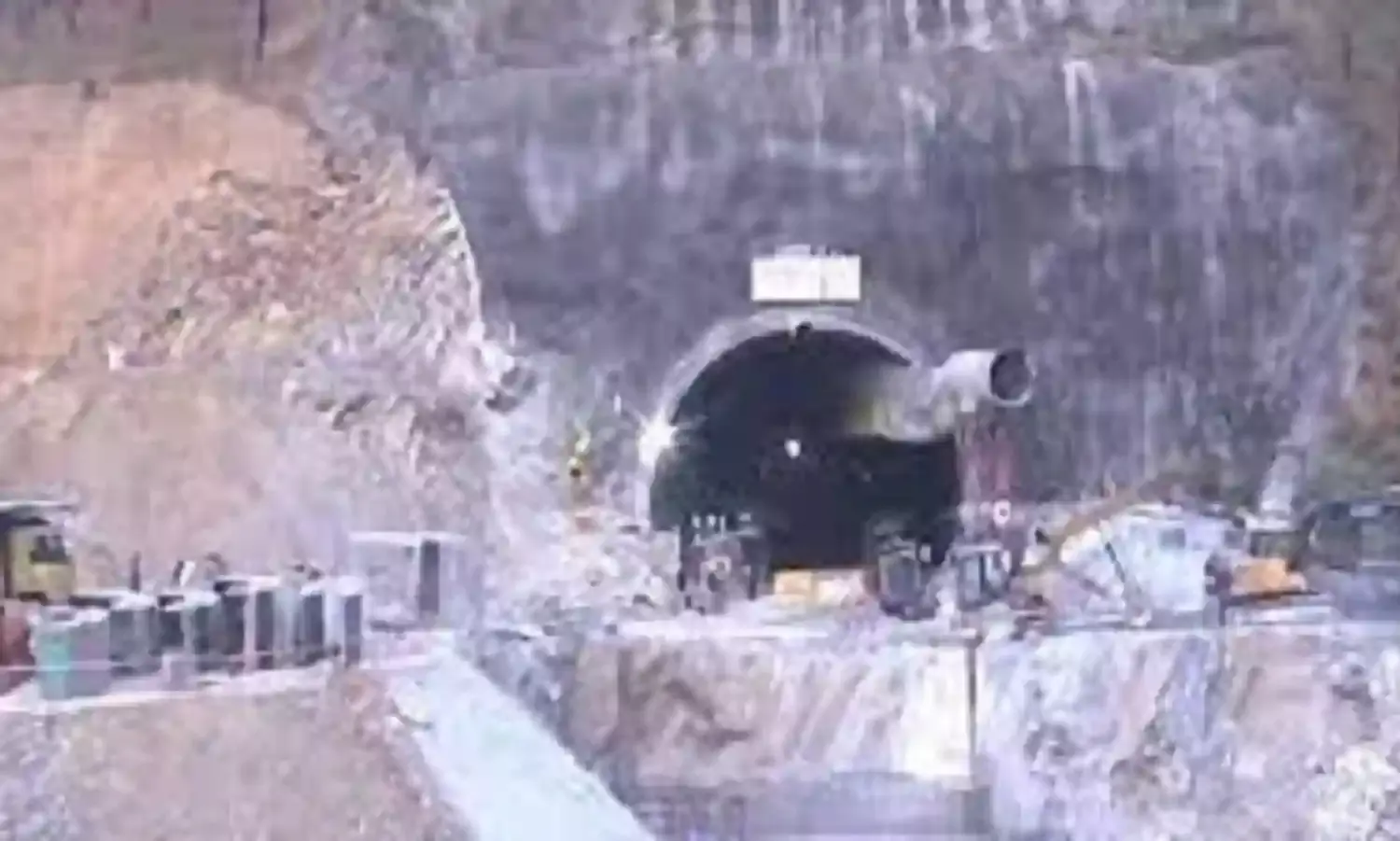 वर्टिकल ड्रिलिंग का काम 36 मीटर पूरा सिलक्यारा सुरंग में बचाव अभियान का 17वां दिन