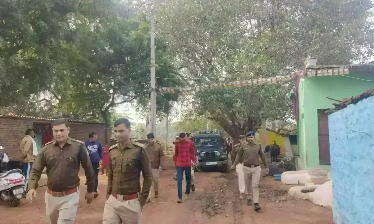 पिता-पुत्र को गोली मारने वाले बदमाश का गांव में निकाला जुलुस