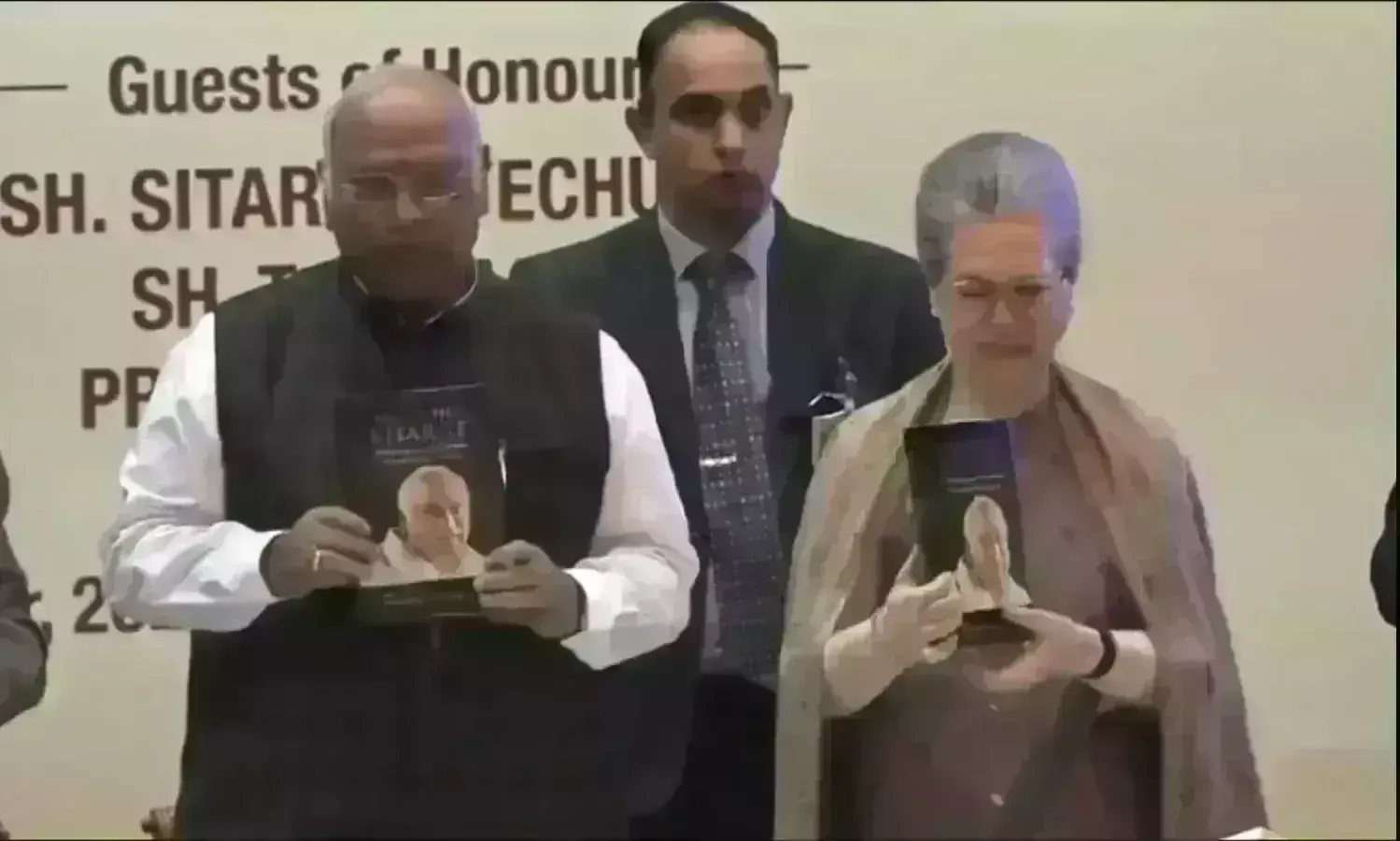 मल्लिकार्जुन खरगे के जीवन पर लॉन्च हुई किताब, ज्योतिरादित्य सिंधिया समेत कई नेताओं ने तारीफ में लिखे लेख