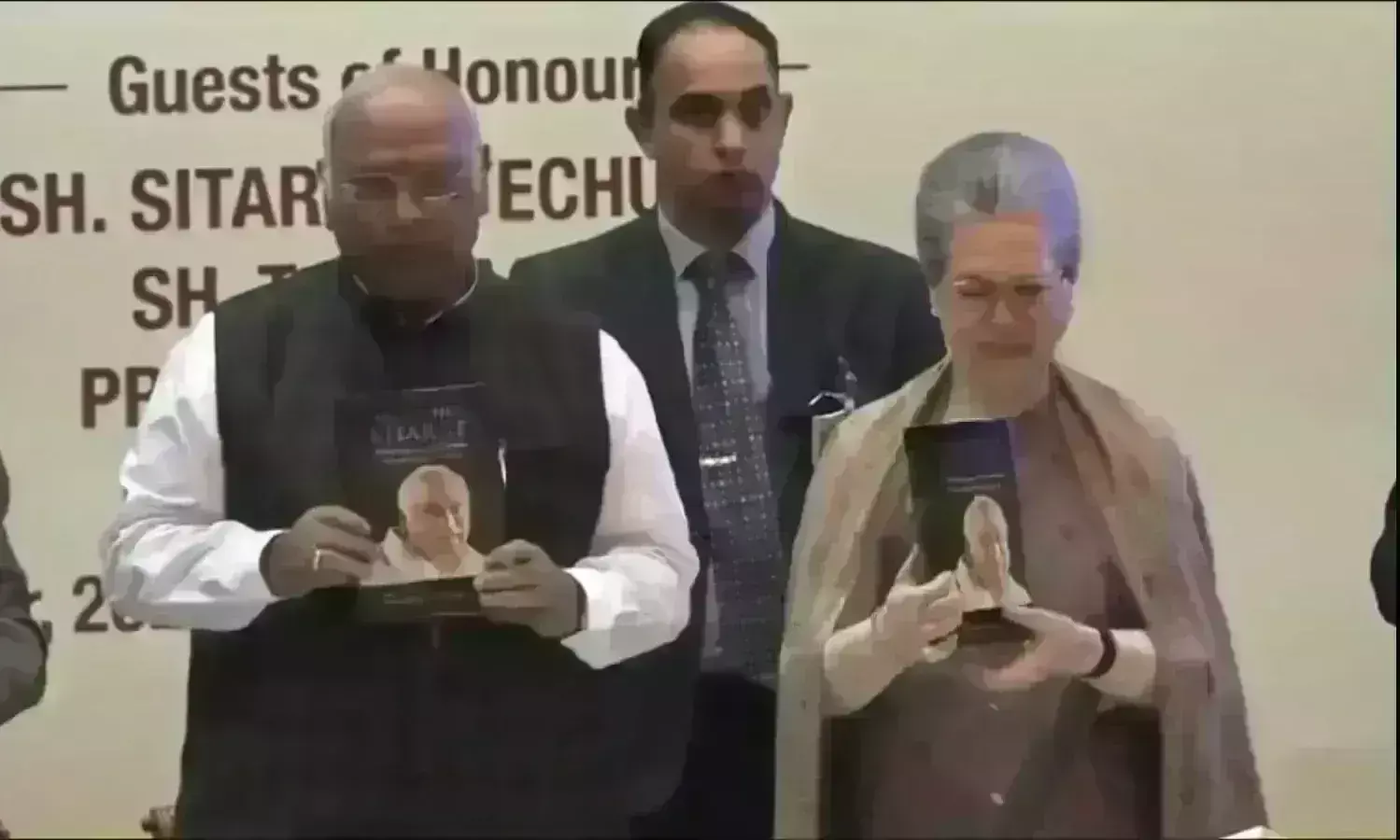 मल्लिकार्जुन खरगे के जीवन पर लॉन्च हुई किताब, ज्योतिरादित्य सिंधिया समेत कई नेताओं ने तारीफ में लिखे लेख