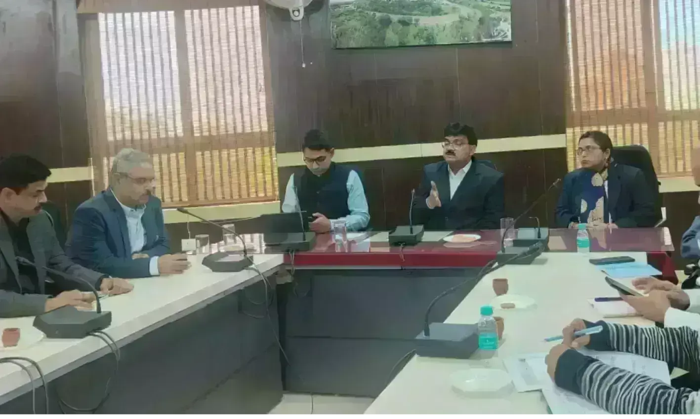 संभागीय अयुक्त व जिलाधीश ने दी चेतावनी, प्रतिष्ठा का प्रश्न बनाकर कोई कार्रवाई नहीं की जाए संभागीय अयुक्त व जिलाधीश ने दी चेतावनी, प्रतिष्ठा का प्रश्न बनाकर कोई कार्रवाई नहीं की जाए