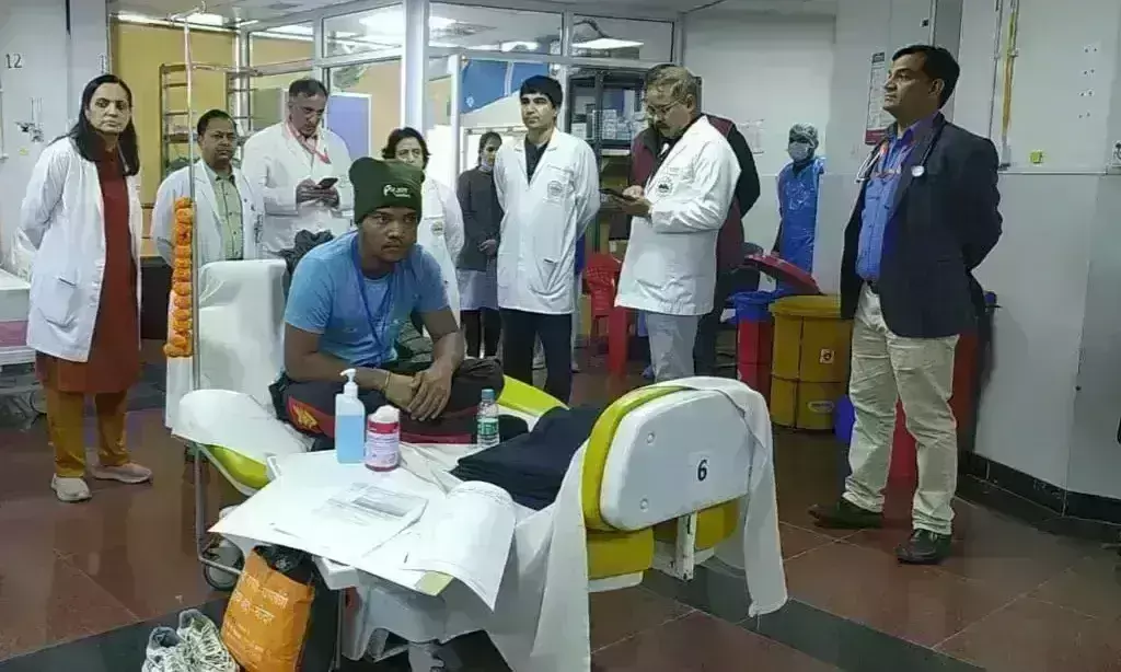 एम्स ने जारी की सिलक्यारा टनल से निकले 41 मजदूरों की स्वास्थ्य रिपोर्ट, कहा - सभी पूरी तरह स्वस्थ