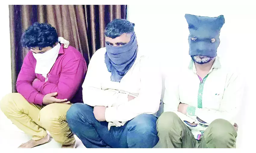 कार्ड बदलकर एटीएम से रुपए निकालने वाले बदमाश दबोचे कार्ड बदलकर एटीएम से रुपए निकालने वाले बदमाश दबोचे