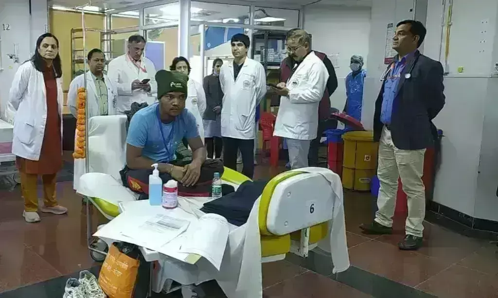 एम्स ने जारी की सिलक्यारा टनल से निकले 41 मजदूरों की स्वास्थ्य रिपोर्ट, कहा - सभी पूरी तरह स्वस्थ