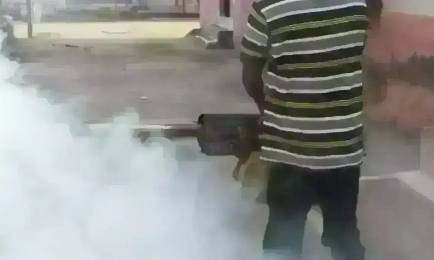 कीटनाशक दवाओं का छिड़काव कर लोगों को किया जागरूक