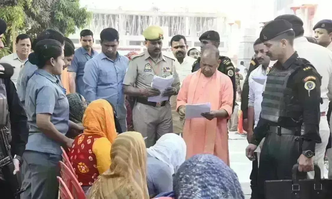 मुख्यमंत्री योगी जनता दर्शन में सुनीं करीब समस्याएं, अधिकारीयों को निराकरण के दिए निर्देश