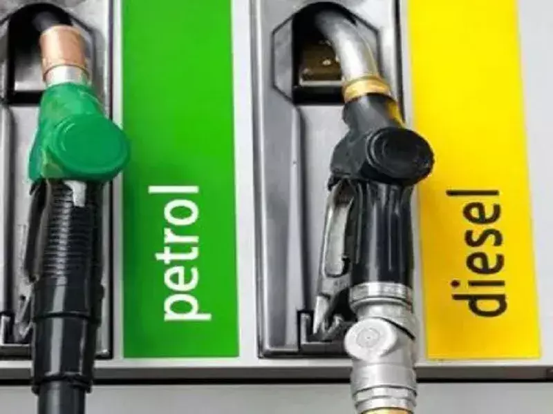 कच्चा तेल 79 डॉलर प्रति बैरल के करीब, पेट्रोल-डीजल की कीमत स्थिर कच्चा तेल 79 डॉलर प्रति बैरल के करीब, पेट्रोल-डीजल की कीमत स्थिर