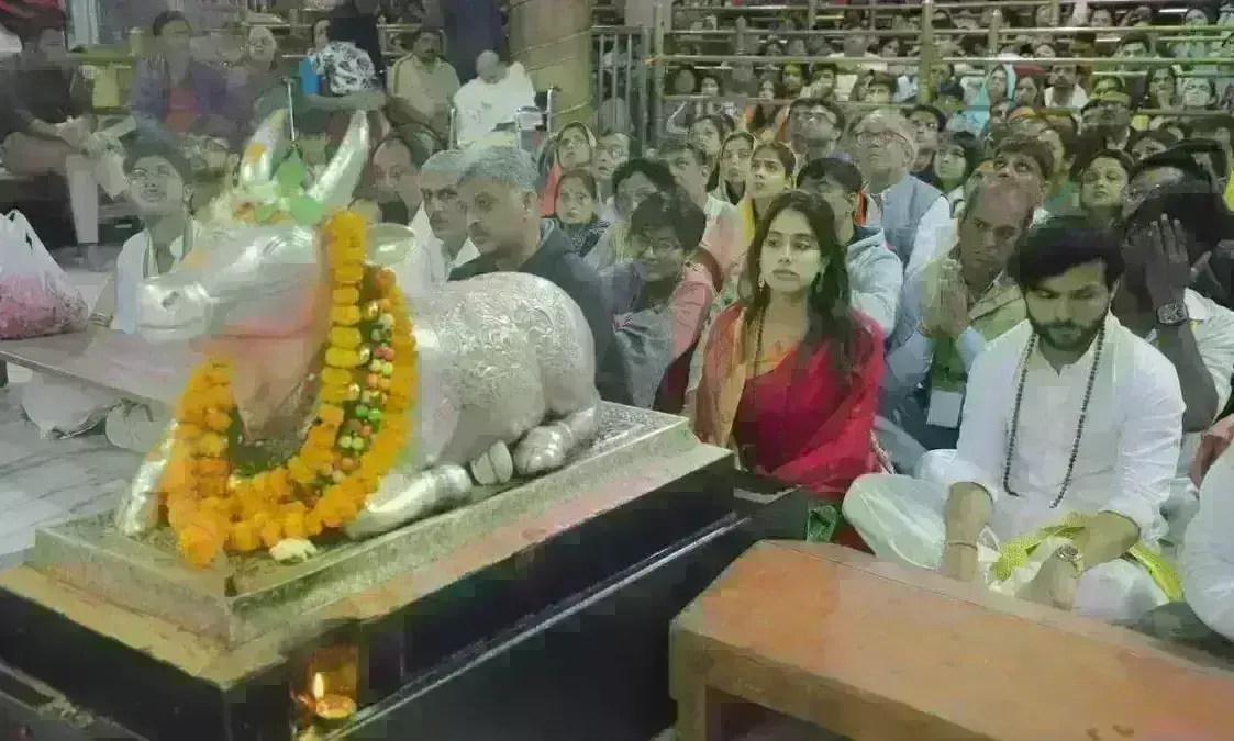 जाह्नवी कपूर पहुंची उज्जैन, बाबा महाकाल की आरती में हुई शामिल