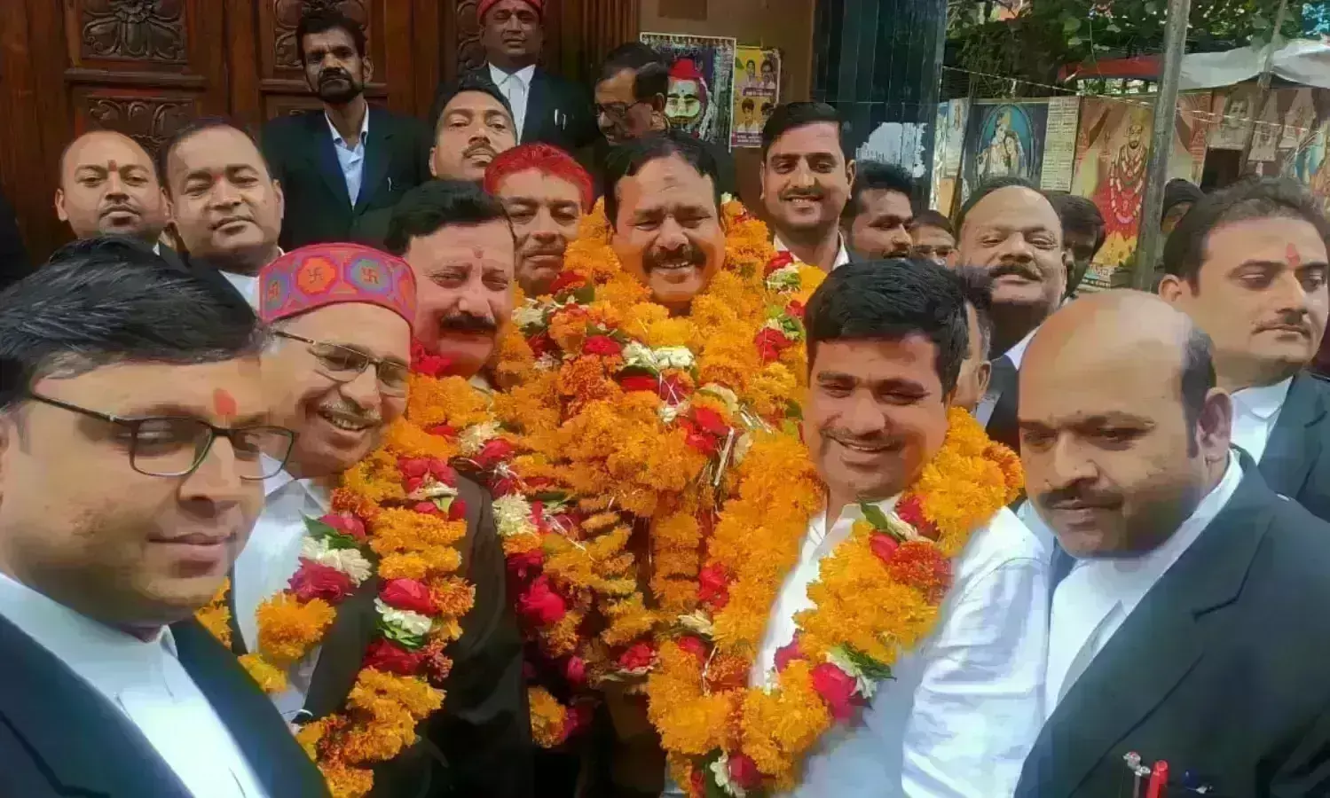 भाजपा विधि प्रकोष्ठ ने जीत पर बांटी मिठाई भाजपा विधि प्रकोष्ठ ने जीत पर बांटी मिठाई