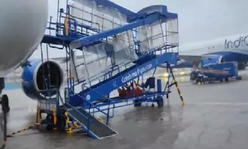 चेन्नई में भारी बारिश से बाढ़ जैसे हालात, एयरपोर्ट से रात 11 बजे तक उड़ानों की आवाजाही बंद चेन्नई में भारी बारिश से बाढ़ जैसे हालात, एयरपोर्ट से रात 11 बजे तक उड़ानों की आवाजाही बंद