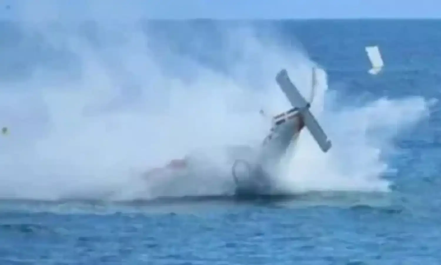 गोताखोरों ने जापान में दुर्घटनाग्रस्त अमेरिकी वायुसेना के विमान का मलबा खोजा, तीनों शव बरामद