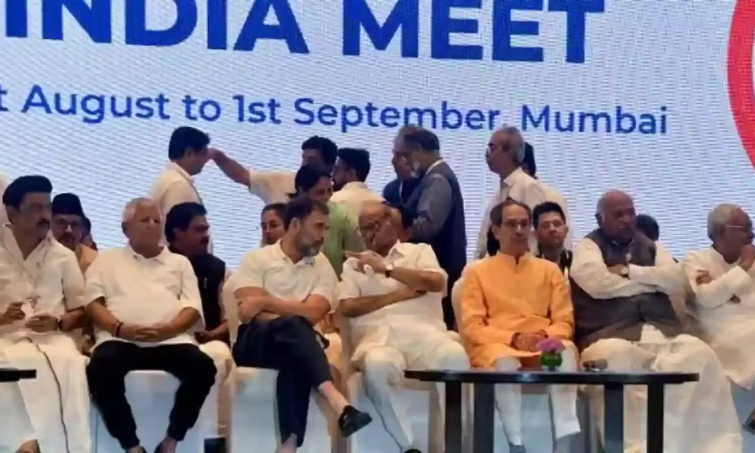 मोदी मैजिक में निरर्थक विपक्षी मुद्दे